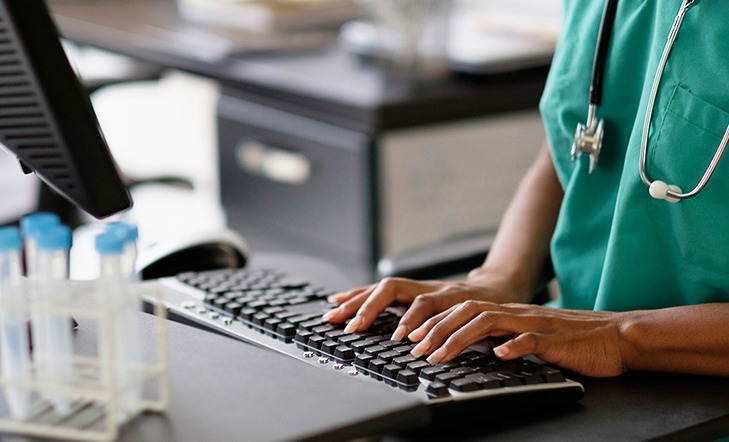 Persona escribiendo en ordenador en un laboratorio 