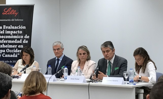 Grupo de personas sentados dando una rueda de prensa

