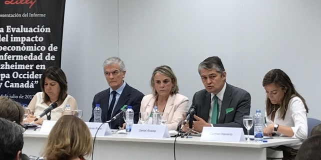 Grupo de personas sentados dando una rueda de prensa
