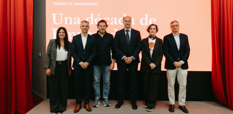 En la foto de izquierda a derecha: Carmen Zaragoza, directora de Operaciones y Estrategia de Unlimited; Julio Gay Ger, presidente de Lilly España; Manuel Lencero, CEO de Unlimited; Miguel López-Valverde, consejero de Digitalización de la Comunidad de Madrid; Teresa Millán, directora de Asuntos Corporativos de Lilly España y Diego Guinea, director de Operaciones Comerciales y Estrategia de Lilly España.