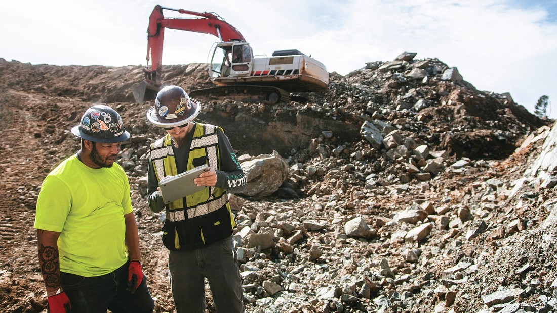 Construction workers using Fieldwire HNA