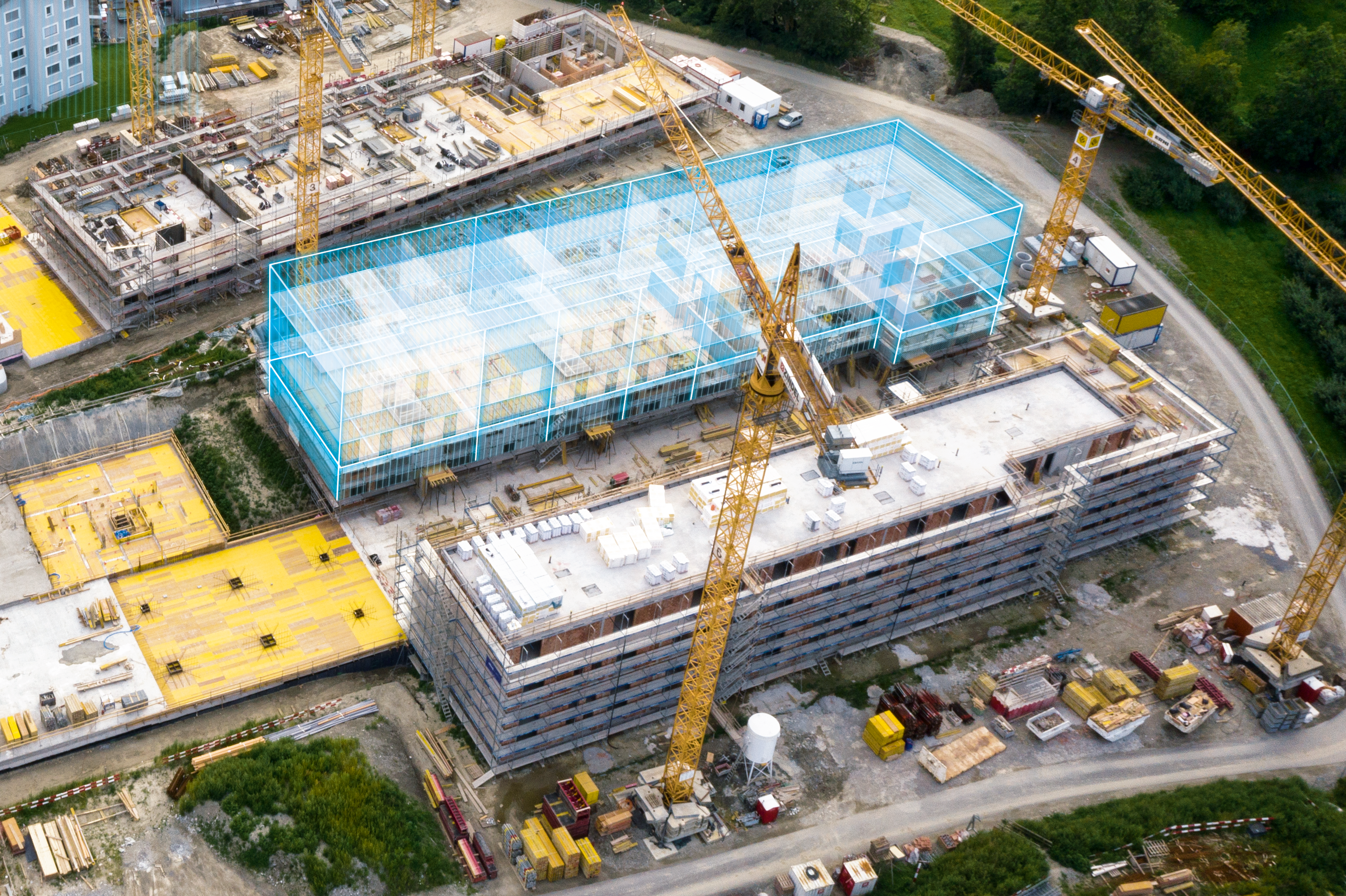 3D-Gebäudemodell mit blauen Linien, das aus dem Drohnenbild einer Baustelle hervortritt