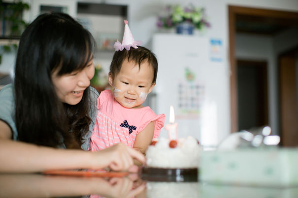 child-with-parents 家族の新しい習慣としきたりの作り方