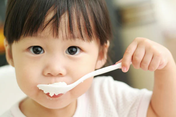 赤ちゃんの食事を牛乳に切り替えるタイミング おむつのパンパース