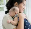 赤ちゃんのげっぷの出し方を学ぶ：どのくらいの間、ヒントと位置