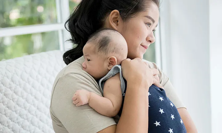 赤ちゃんのげっぷの出し方を学ぶ：どのくらいの間、ヒントと位置