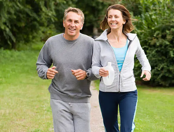 Twee joggers lopen door het park
