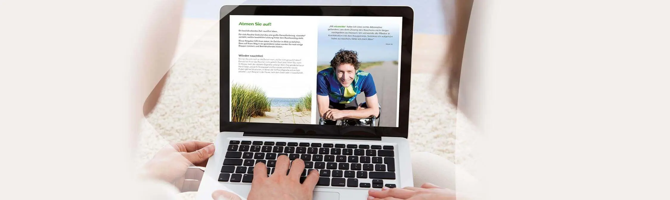 Un couple lit une brochure sur un ordinateur portable