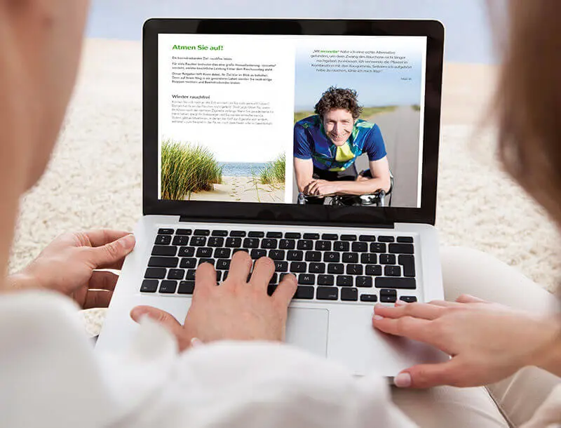 Un couple lit une brochure sur un ordinateur portable