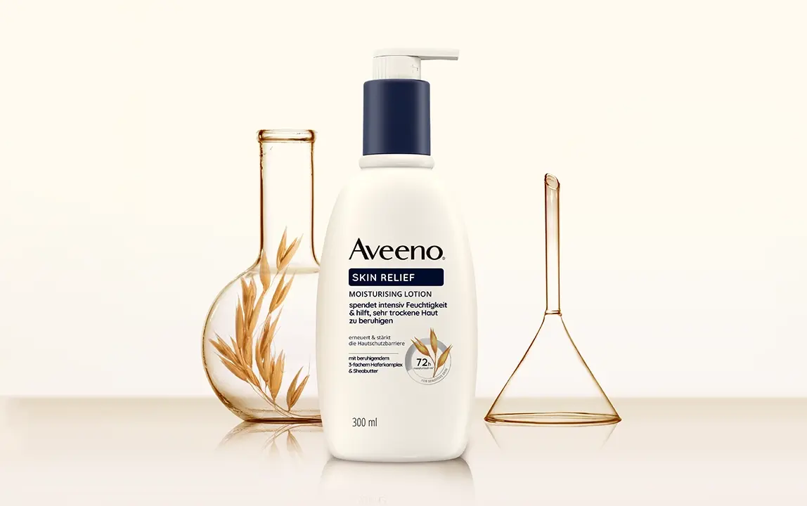 Aveeno - De kracht van haver  voor de gevoelige huid - model kijkt over de schouder - zegel met haver en de  tekst ´Ontwikkeld met dermatologen‘ en ‘Expert in de wetenschap van haver‘