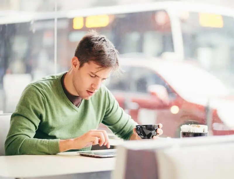 Un homme surfe sur Internet dans un café