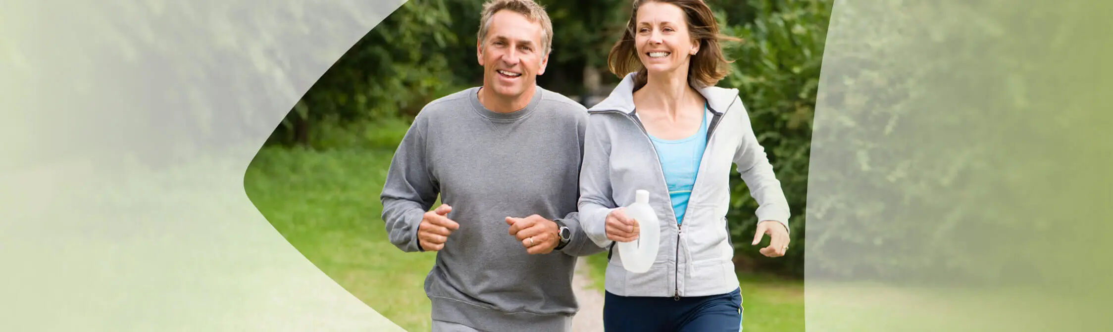 Twee joggers lopen door het park
