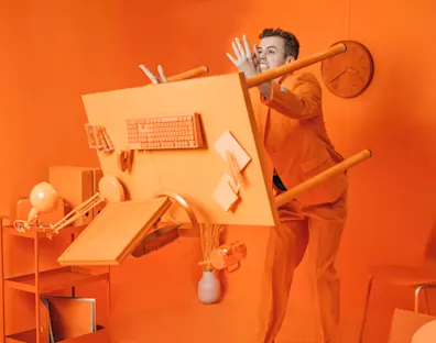 Orange shoot - Gefrustreerde man