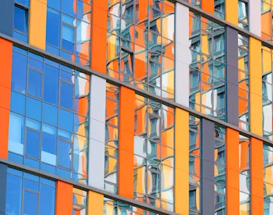ventanales  de un edificio de colores