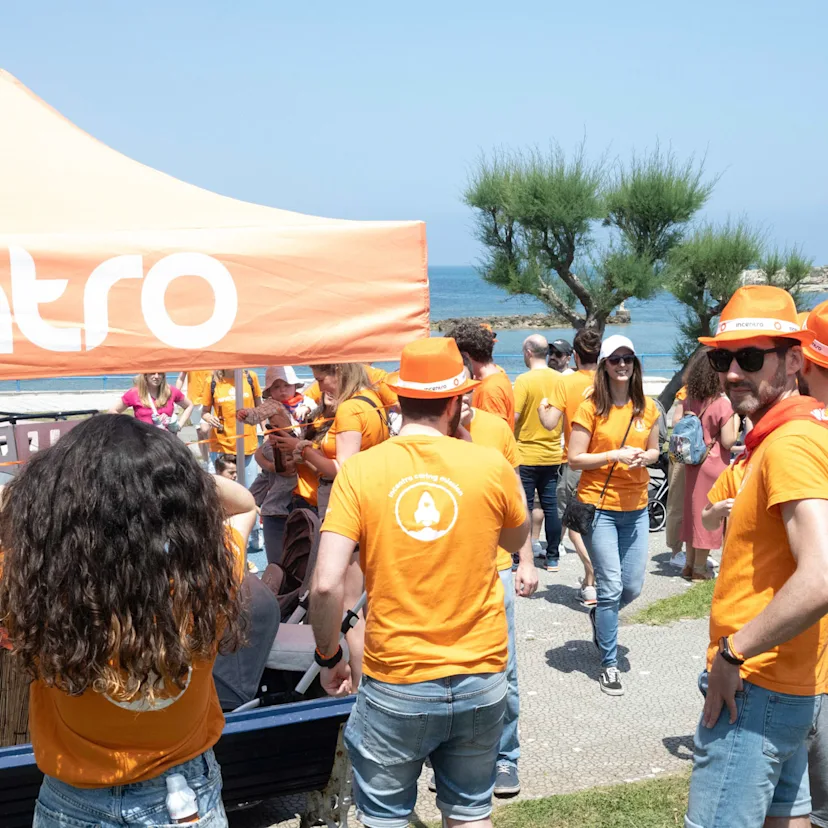 varias personas reunidas en una carpa varias personas reunidas en una carpa