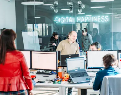 un grupo de personas trabajando con el ordenador en una oficina