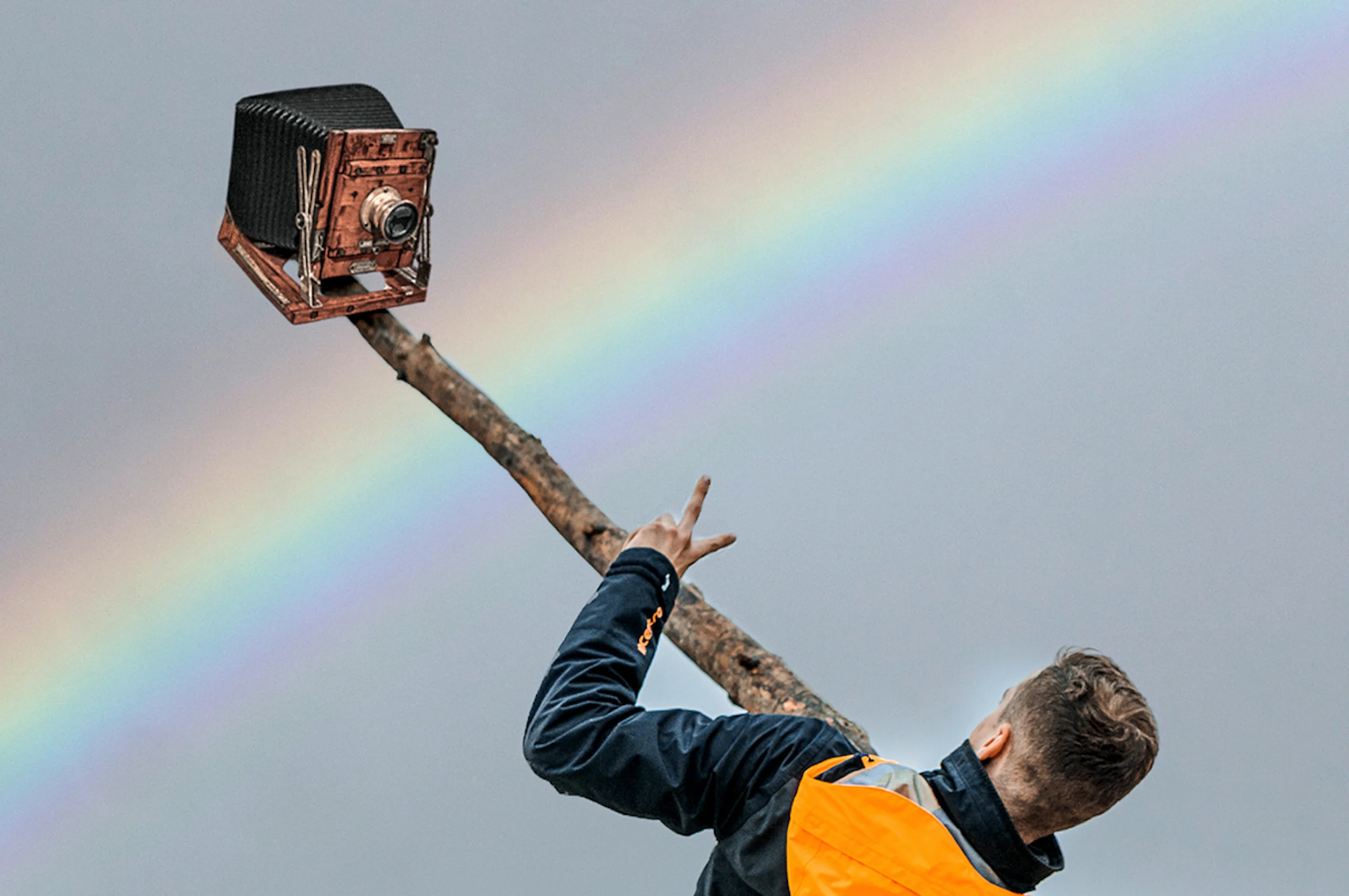 Hombre haciéndose foto con cámara antigua