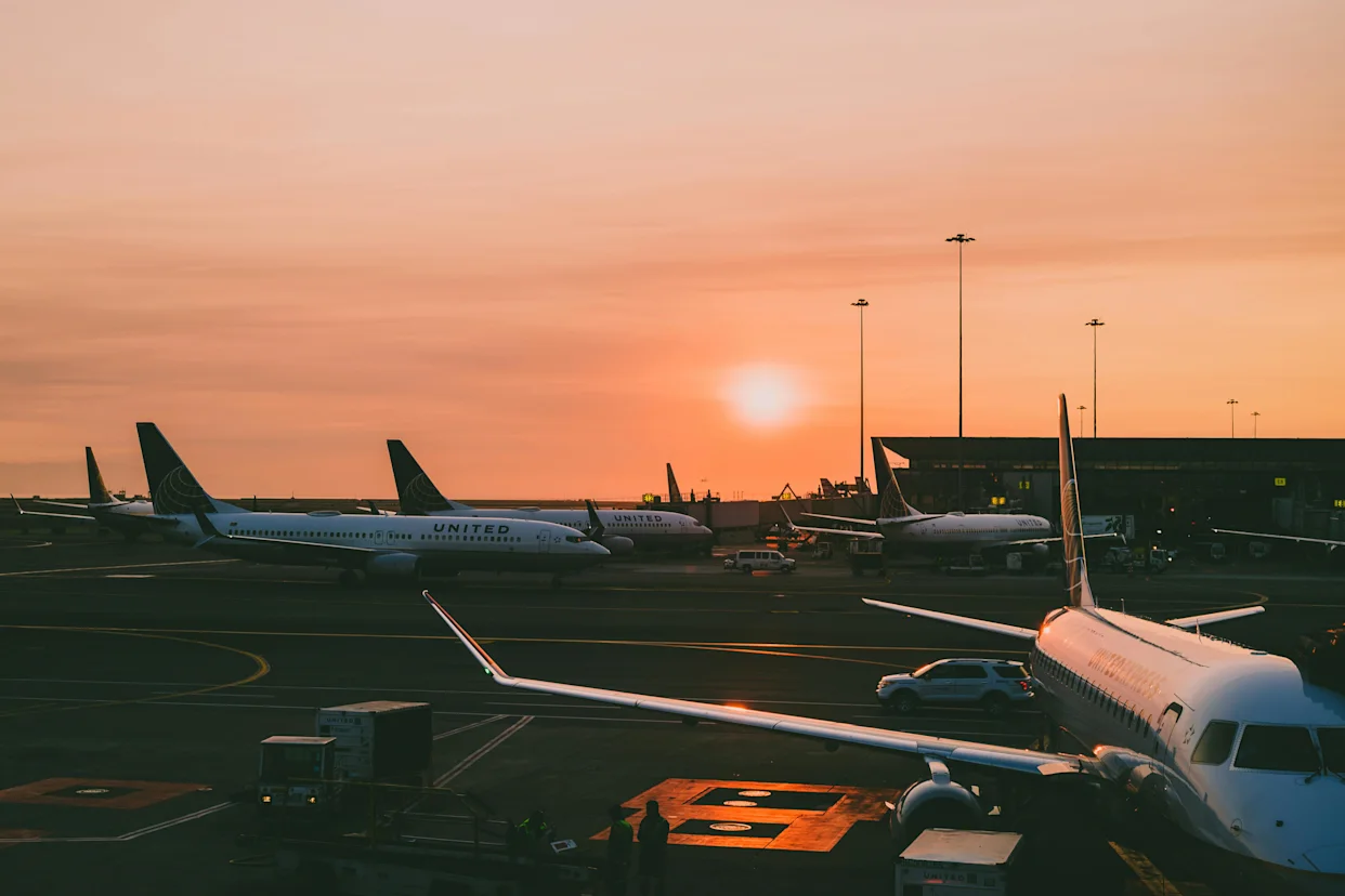 Aviones estacionados en el aeropuerto