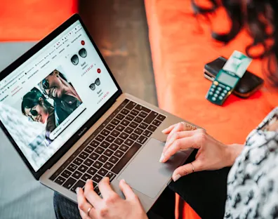 Persona con un ordenador navegando por un ecommerce
