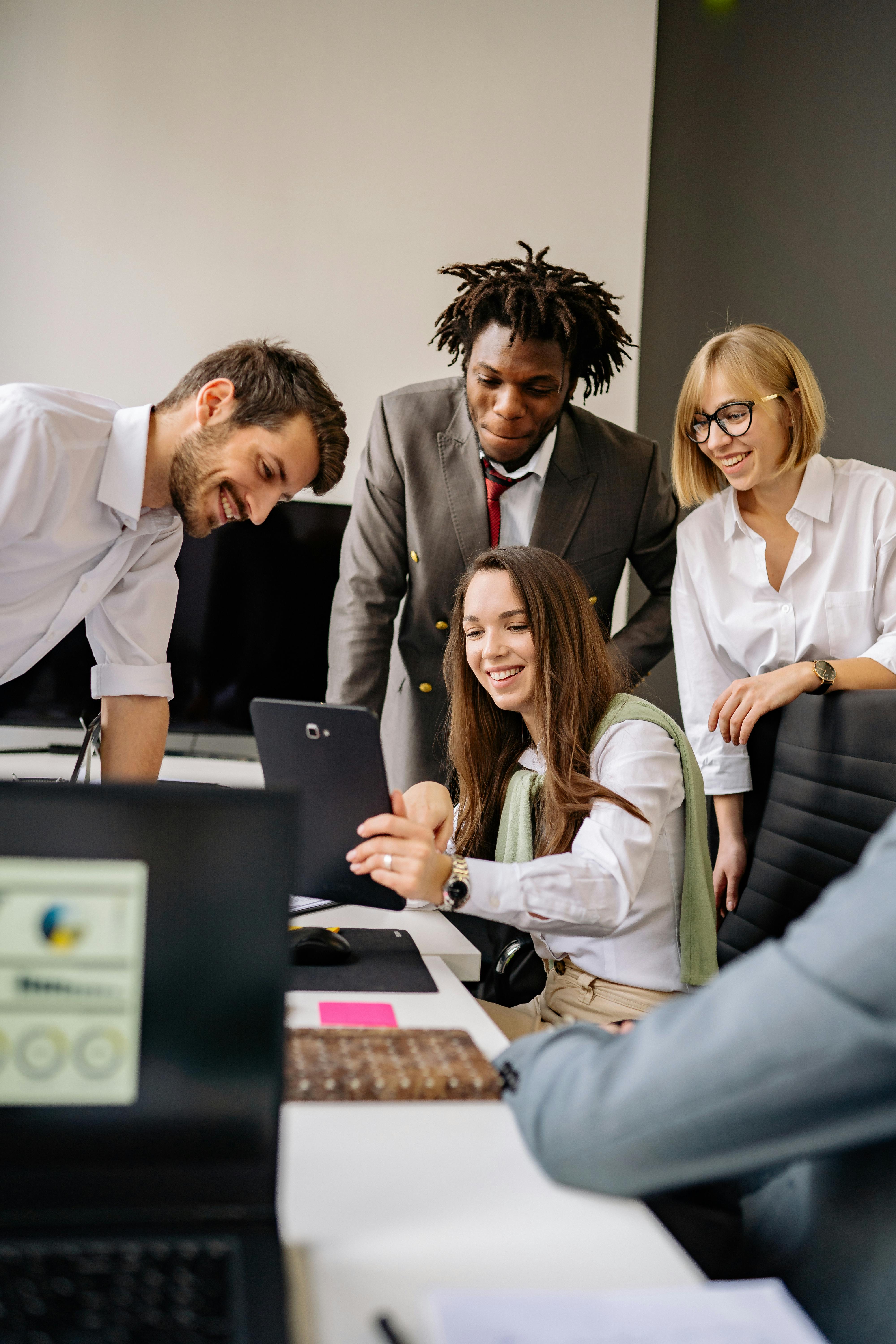 Un hombre de barba serio está teniendo una reunión con su equipo