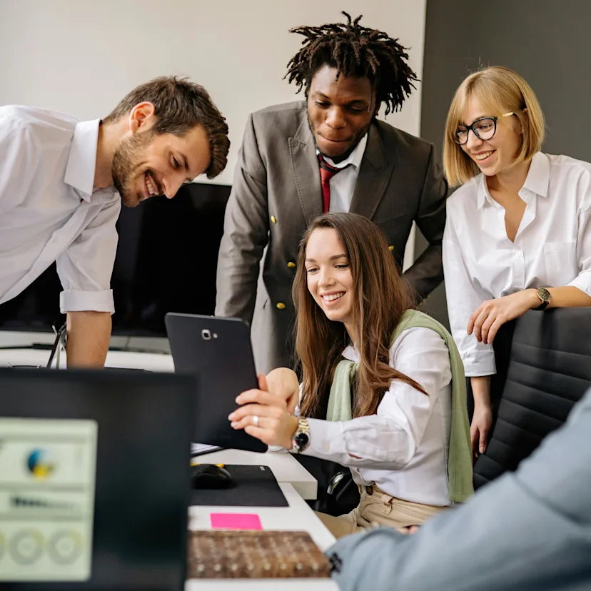 Un hombre de barba serio está teniendo una reunión con su equipo Un hombre de barba serio está teniendo una reunión con su equipo