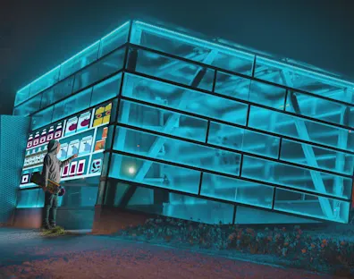 Edificio que refleja luz azul