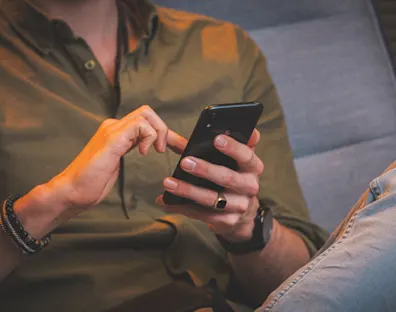 manos suejetando el móvil