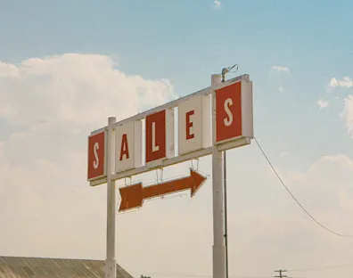 señal con la palabra sales, ventas en inglés