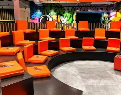 grada con asientos en naranja
