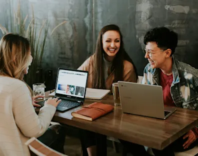 Mujeres trabajando juntas con sus ordenadores