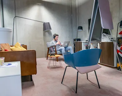 chico en una sala de la oficina con el ordenador