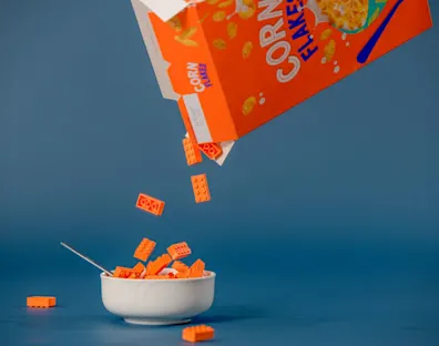 Paquete de cereales lleno de piezas de lego