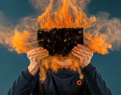 Person with laptop and orange powder - Incentro sweater