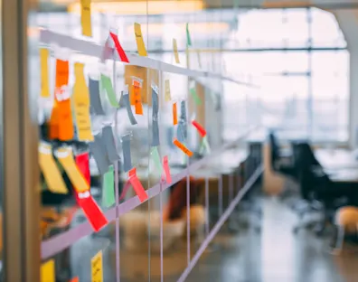 Post its sobre pared de cristal en oficina