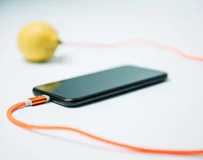 Móvil conectado a limón