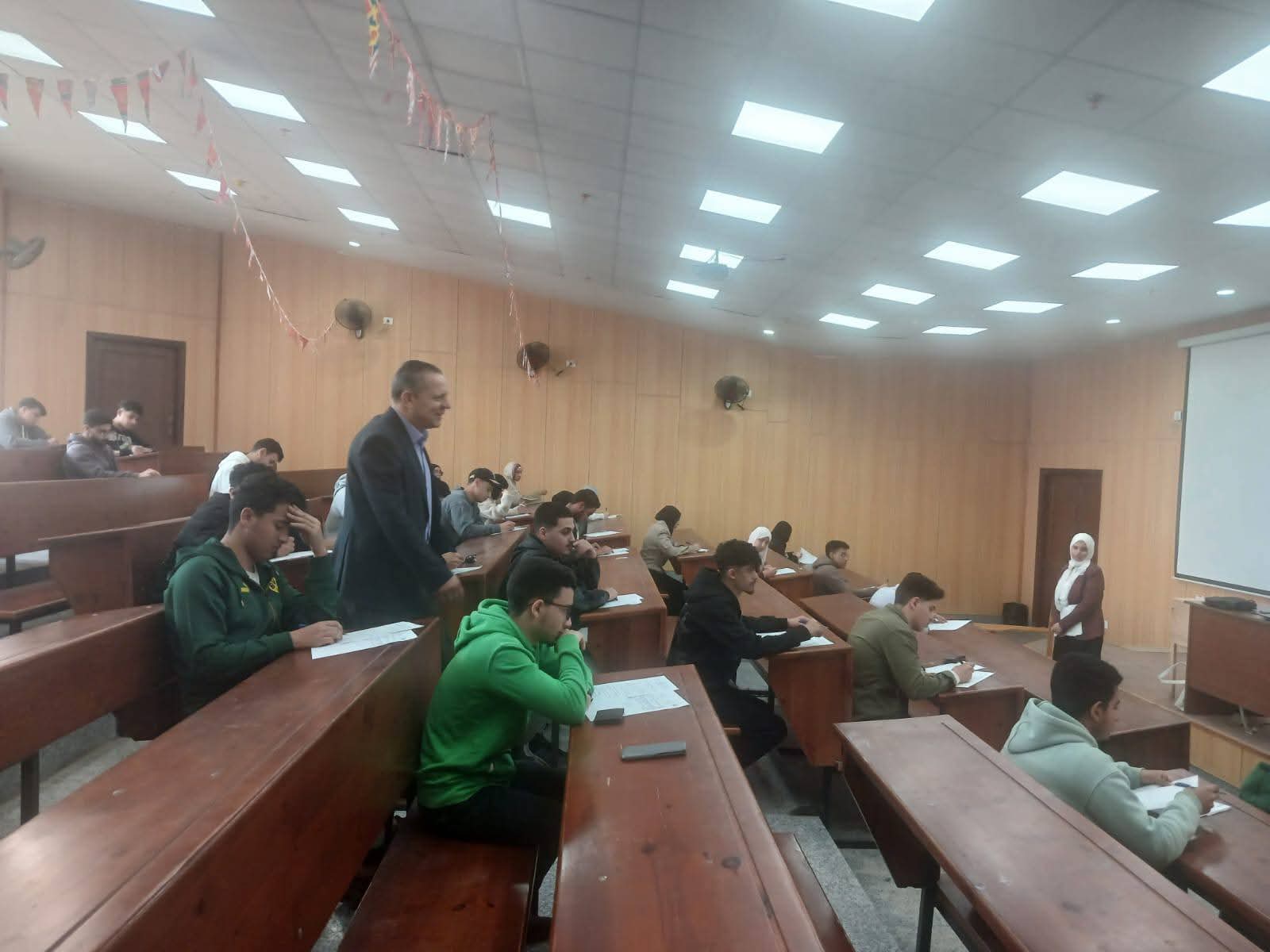 متابعة ميدانية مكثفة لرئيس جامعة دمياط الأهلية لضمان انتظام امتحانات منتصف الفصل الدراسي الثاني