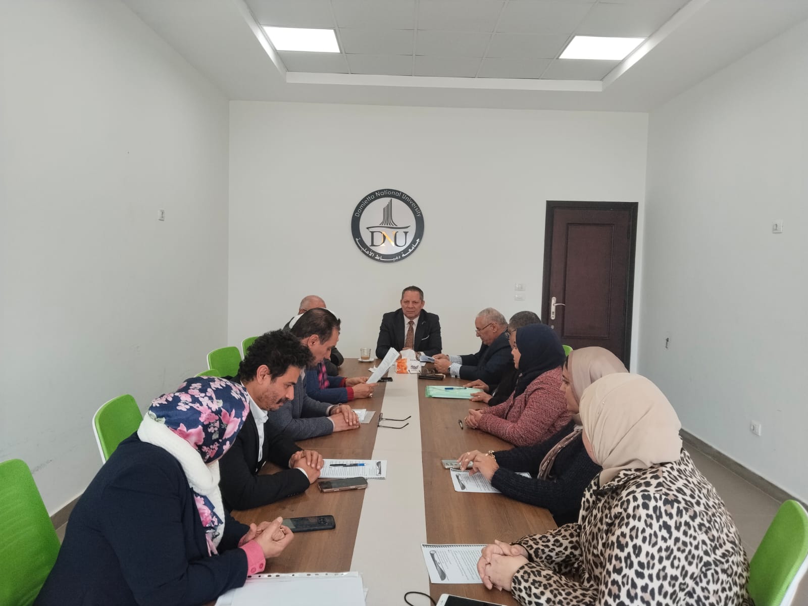 رئيس جامعة دمياط الأهلية يعقد اجتماعًا لمتابعة مستجدات العملية التعليمية