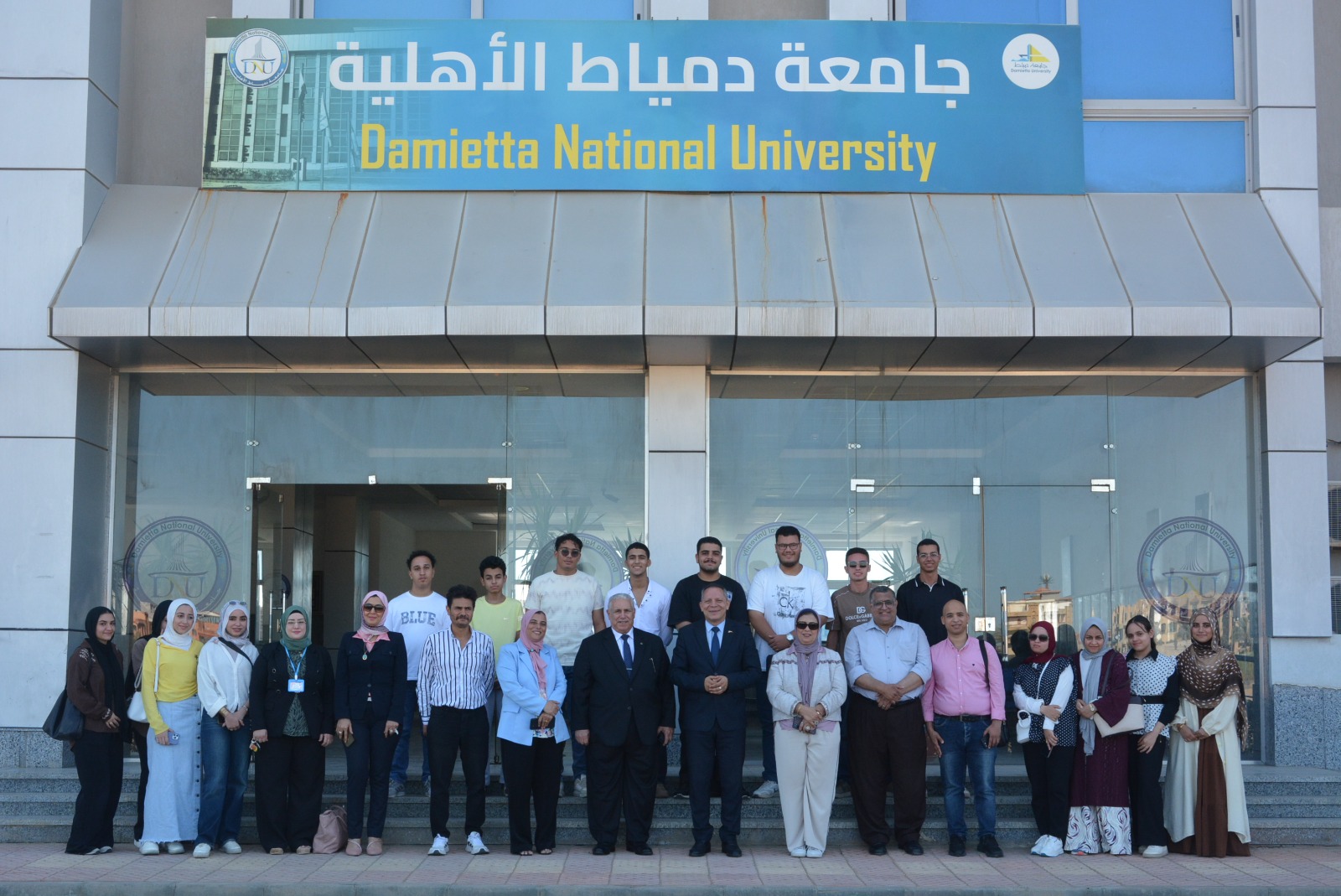 رئيس الجامعة يلتقي طلاب جامعة دمياط الأهلية في لقاء مفتوح ويؤكد حرص الجامعة على الاستجابة لمقترحاتهم