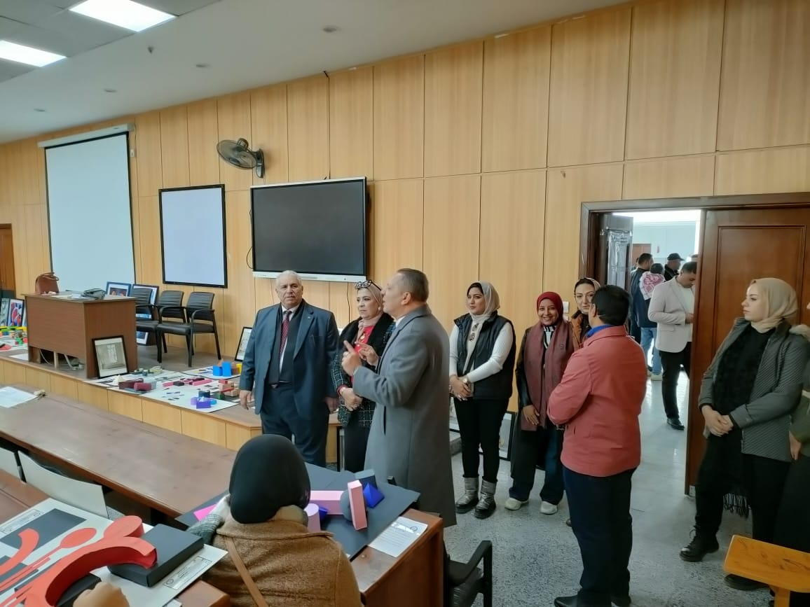 رئيس جامعة دمياط الأهلية يشهد ويشيد بنماذج من أعمال طلاب كلية الفنون والتصميم بجامعة دمياط الأهلية