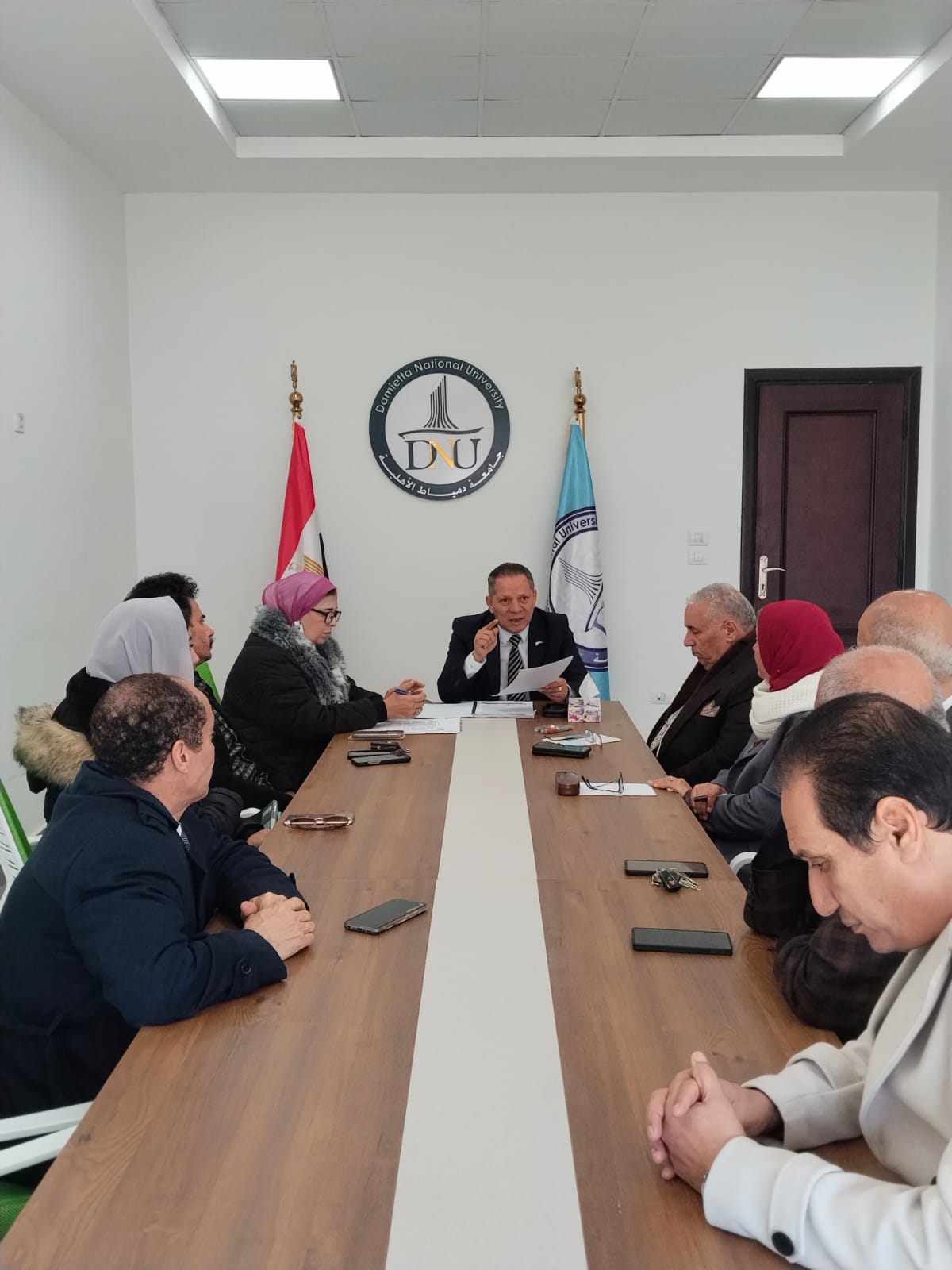 اجتماع رئيس جامعة دمياط الأهلية مع مديري برامج كليات الجامعة لمتابعة سير العملية التعليمية
