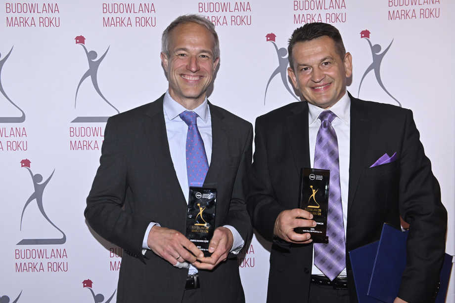 Złota Budowlana Marka Roku 2024 - fotografia Thomasa Casparie oraz Konrada Machuli trzymających statuetki nagród