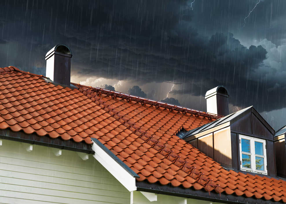 BMI Monier dakstiņu jumta izturība vētras laikā ilustratīvs attēls