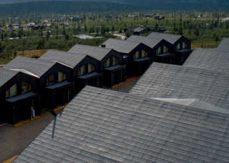 BMI Icopal bitumena šindeļu ilustratīvs attēls - jumtu ainava ar vairākām mājām