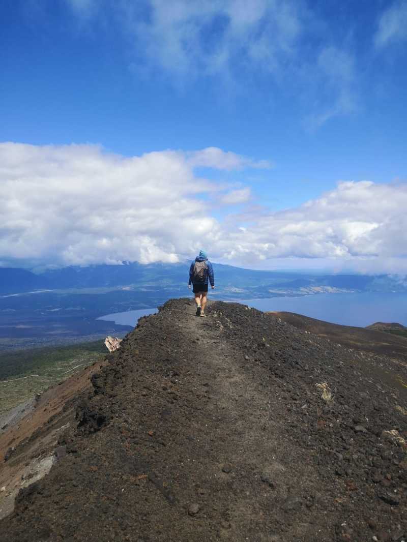 En marchant sur le volcan