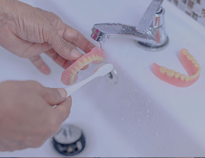 Importance du nettoyage des prothèses dentaires : prévenir infections et  complications - Actualités et conseils - Efiseptyl
