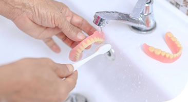 Comment retirer et nettoyer votre dentier ?