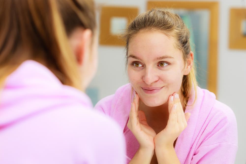 ¿Cómo controlar o eliminar los granitos en la piel? - Image 2 - Neutrogena - es-CO