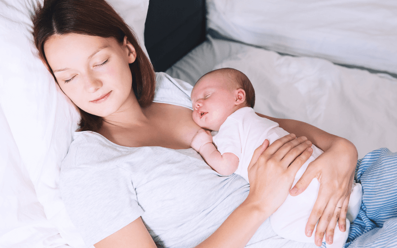 Recién nacido durmiendo con su mamá