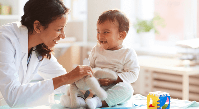 Niño siendo atendido por pediatra para evaluar su motricidad fina
