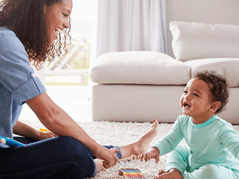 Bebé jugando con su madre